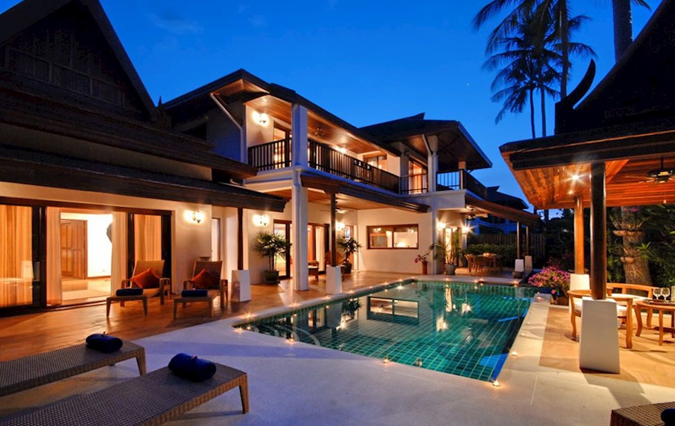 bellissima villa con piscina di sera